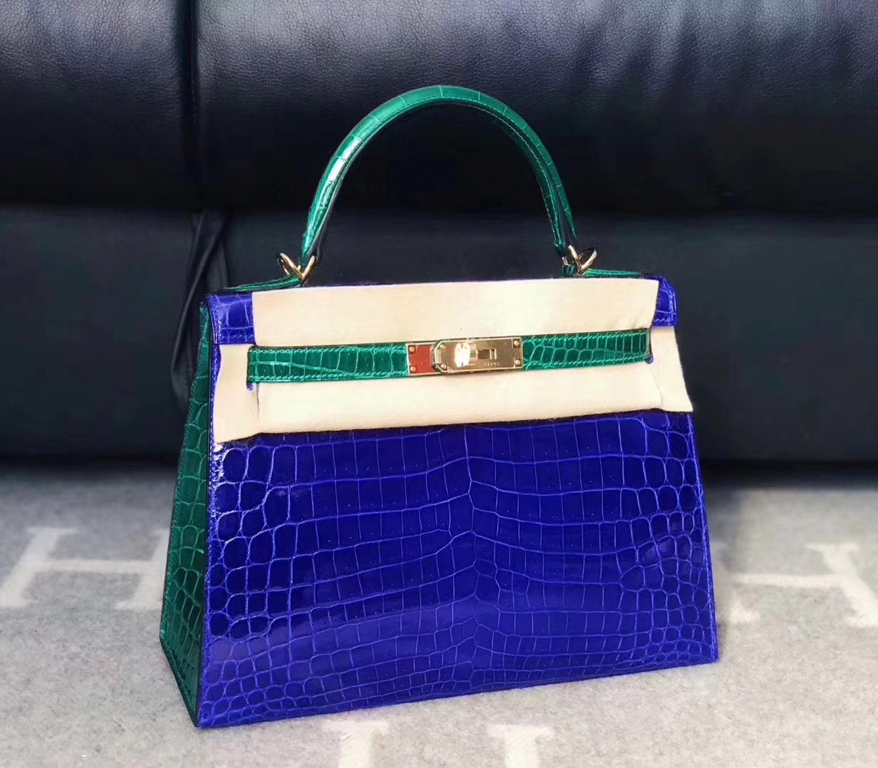 hermes kelly28cm 爱马仕7t电光蓝/拼6q翡翠绿亮面鳄鱼皮拼色凯莉包