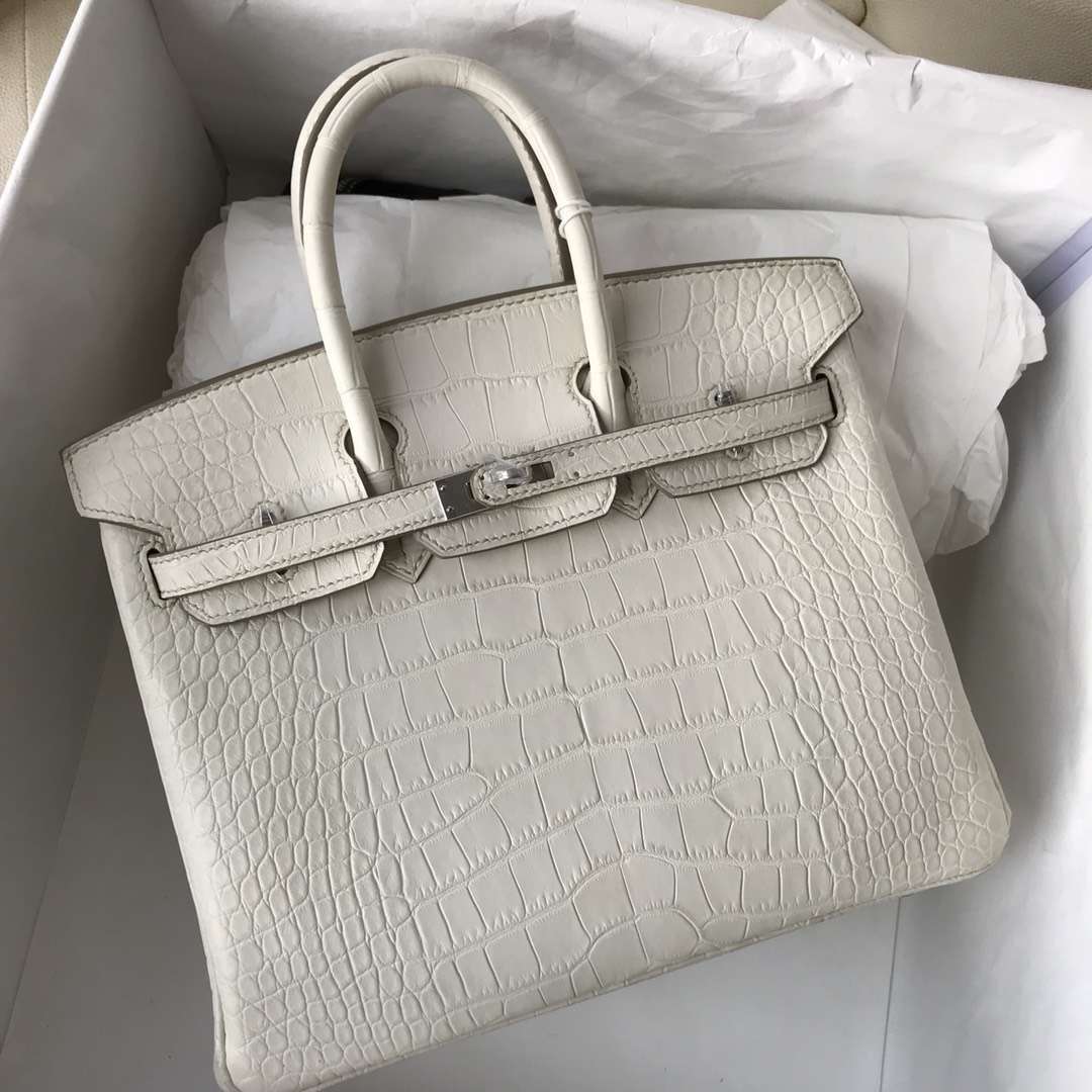 爱马仕铂金包价格 hermes birkin25cm 8l奶油白雾面鳄鱼皮 银扣